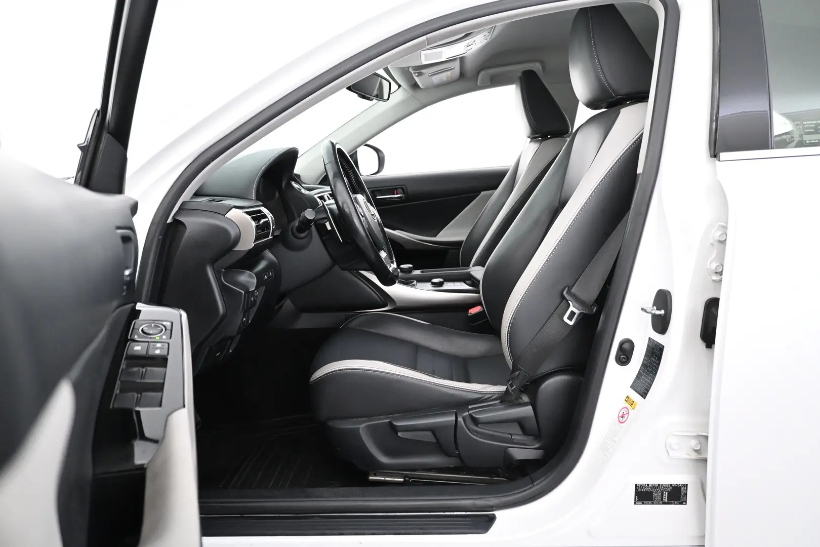 Car Image - 3rWvXhbzmb2l4UVNRs3abO