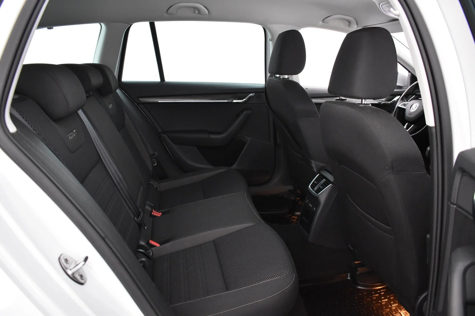 Car Image - Cg4hjLh6uk8RLAhDl5QJV