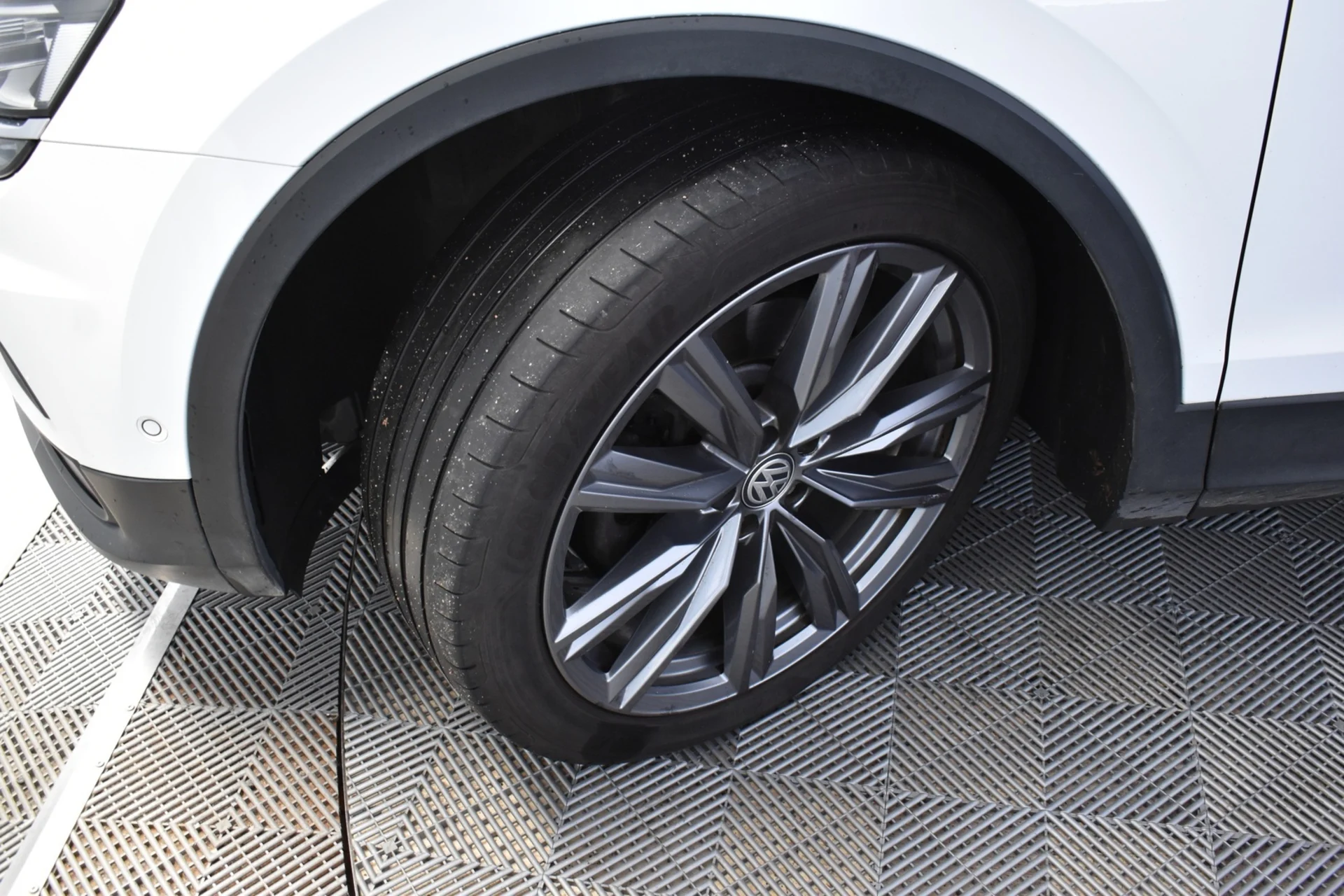 Car Image - MN5fM7pva9S8qhk13qUhL