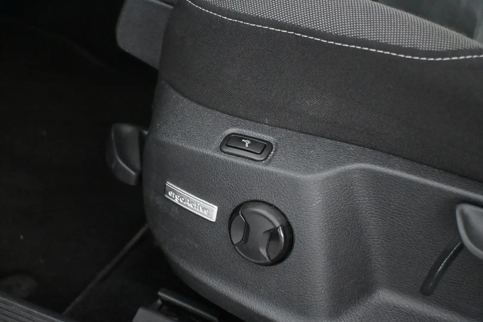 Car Image - 2Ci1aFuzDrb0JZcwJqEgKF