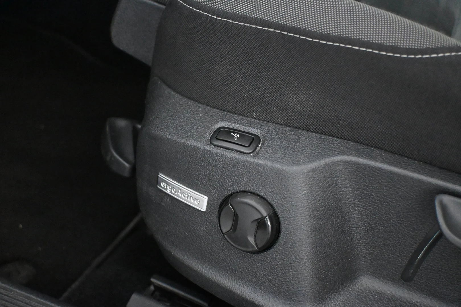 Car Image - 2Ci1aFuzDrb0JZcwJqEgKF