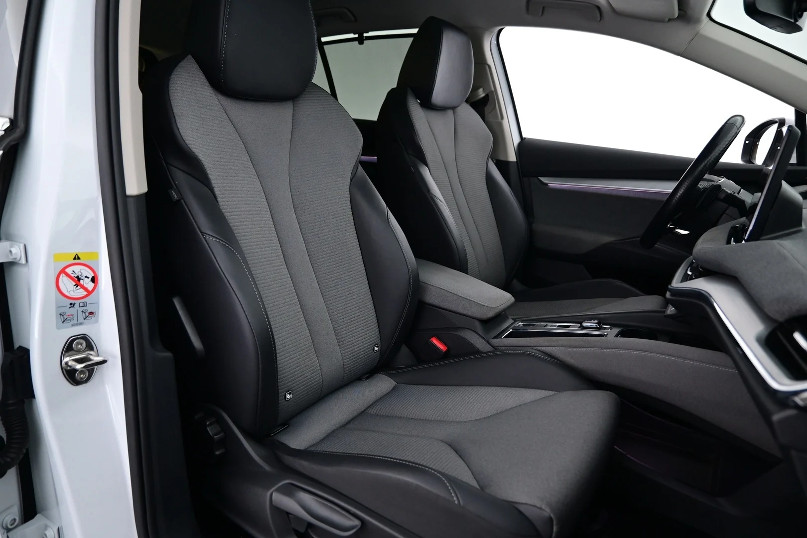 Car Image - 5OruXhWb8DyfR93AGCXmi9