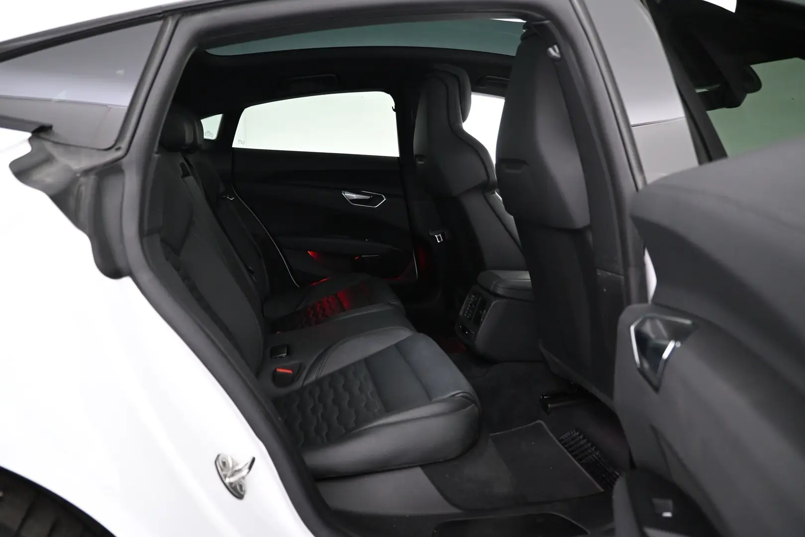 Car Image - 1dnZDa7Gf26mg8YeYR7d3u