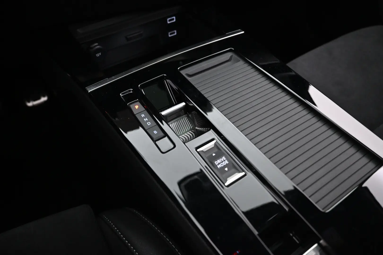 Car Image - e2byUTi1a1cwCr7KkBxIm