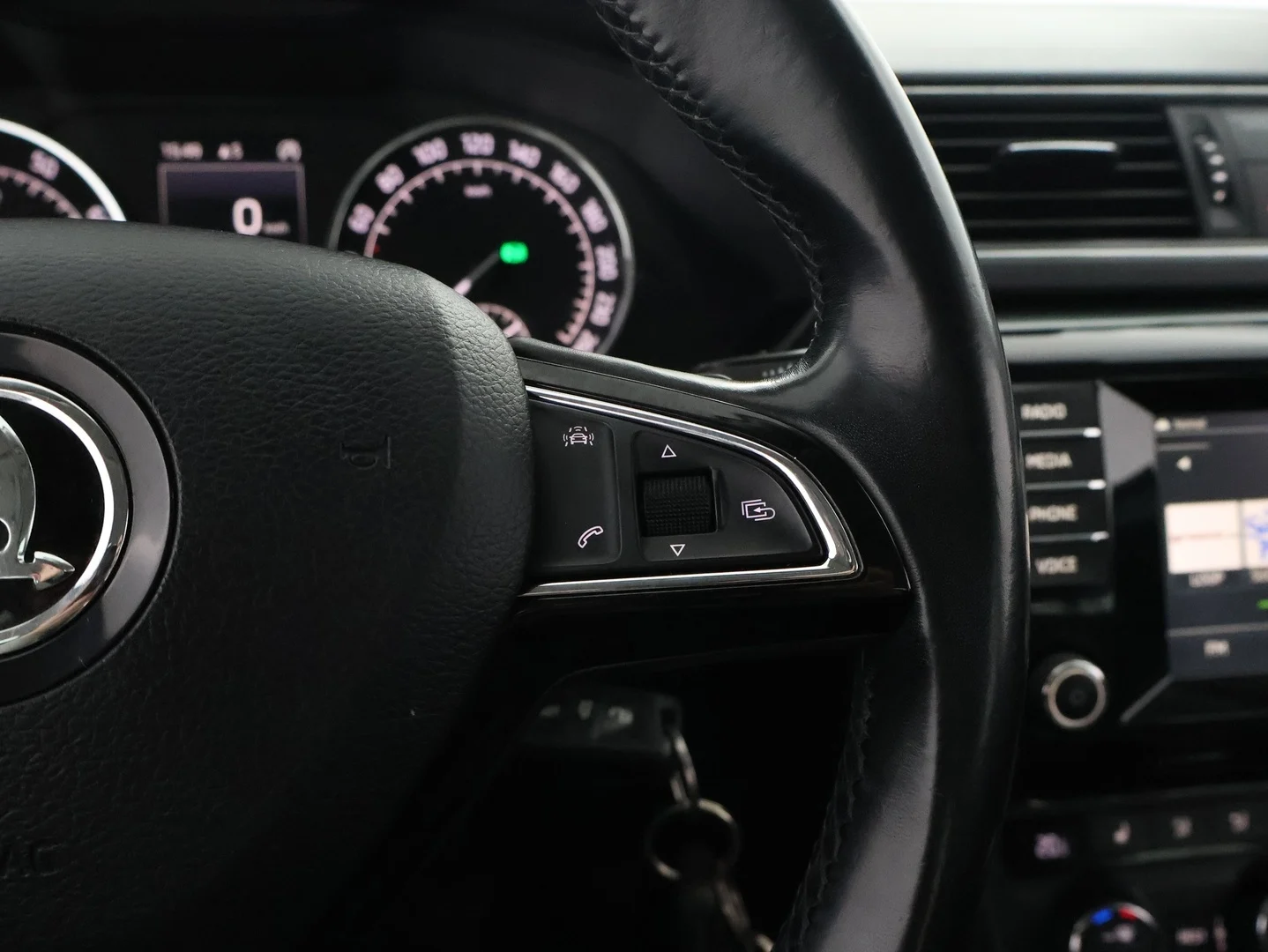 Car Image - 550j7H4KZzt3Dmg2VjLl23