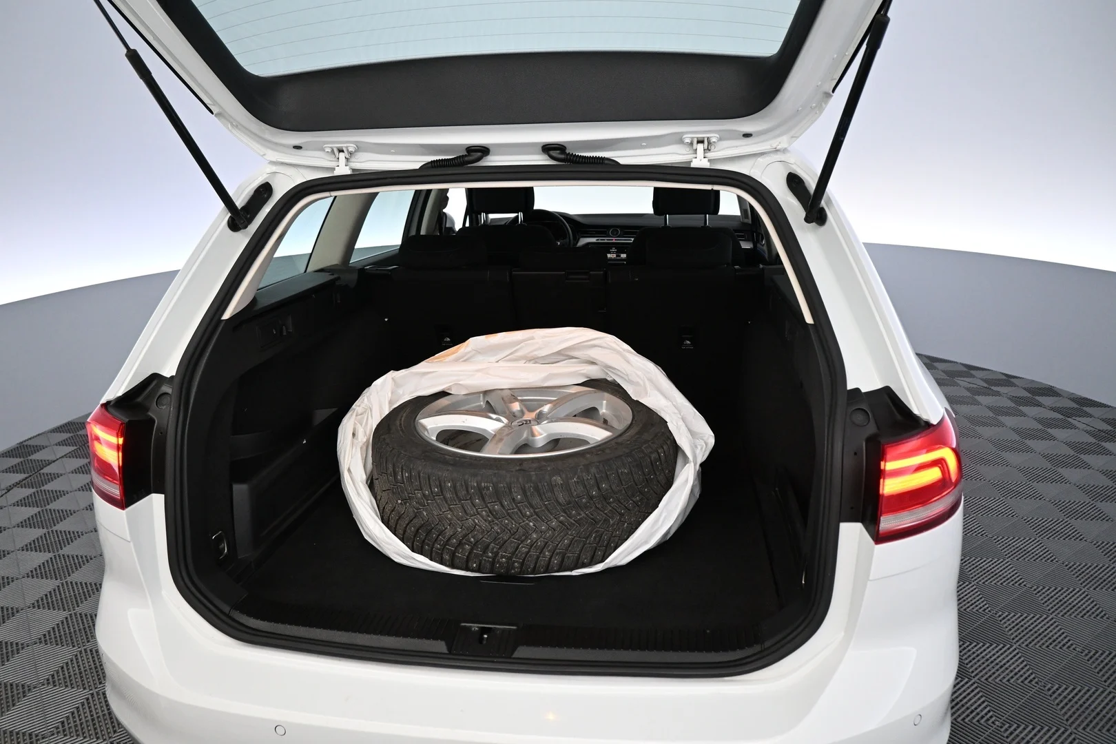Car Image - 4AEtQsyf4UNnBOYbUipona
