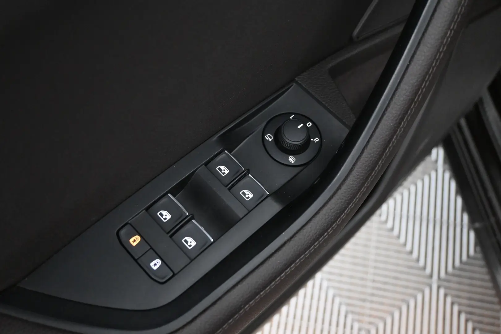Car Image - 4PqUBEFuIqOX1wb4KdMMYB