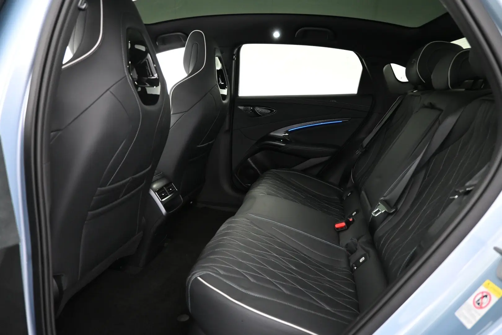 Car Image - 1a6J1w83zz1JGA3hfvKol5