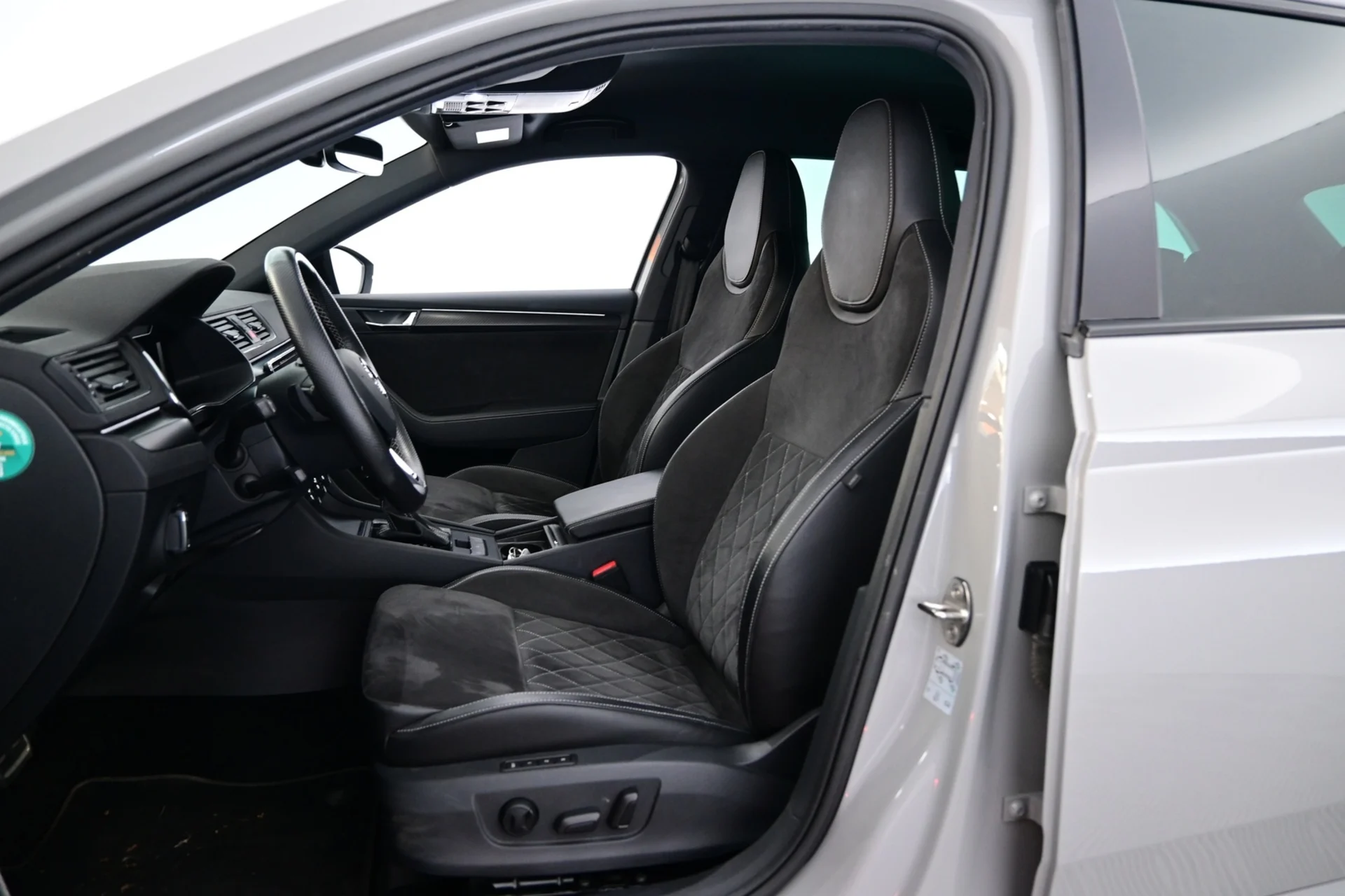 Car Image - 6ziZrS8N9Ews4MW5MIl2Pa