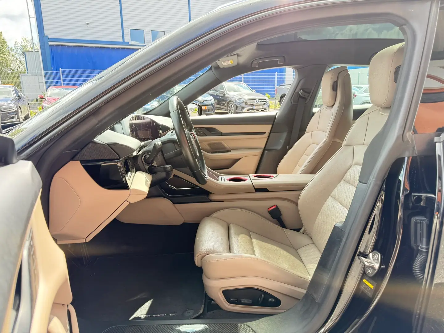 Car Image - BnGla9znFvewAZFFSoJXd