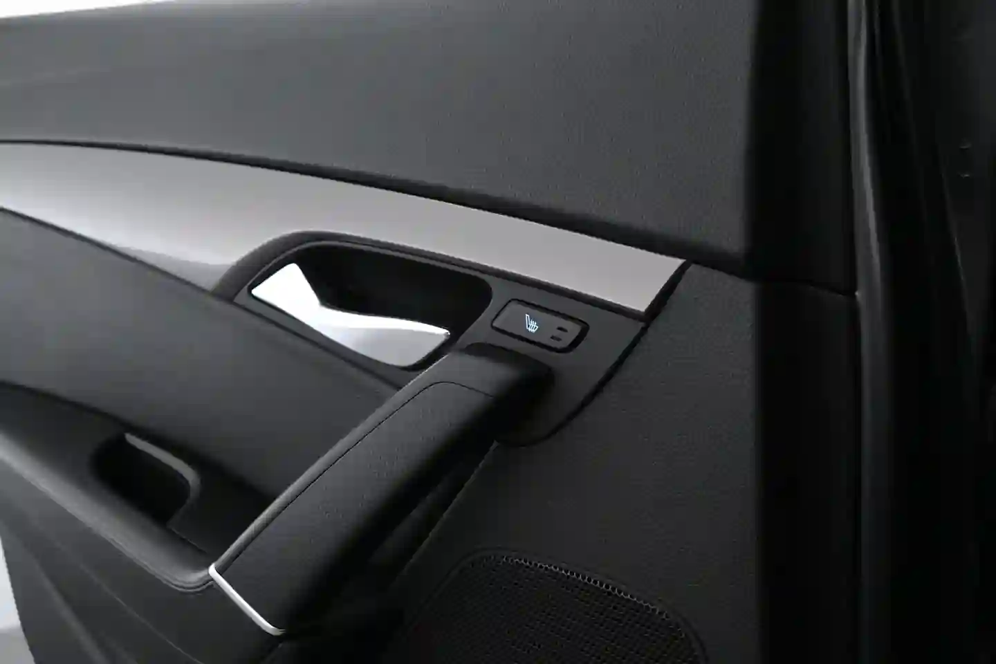 Car Image - 67lDgxFYsF8c4OdE6o2lP5