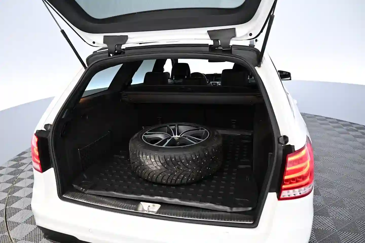 Car Image - 7bXLO9KgWYzr4WUhhiKOf9