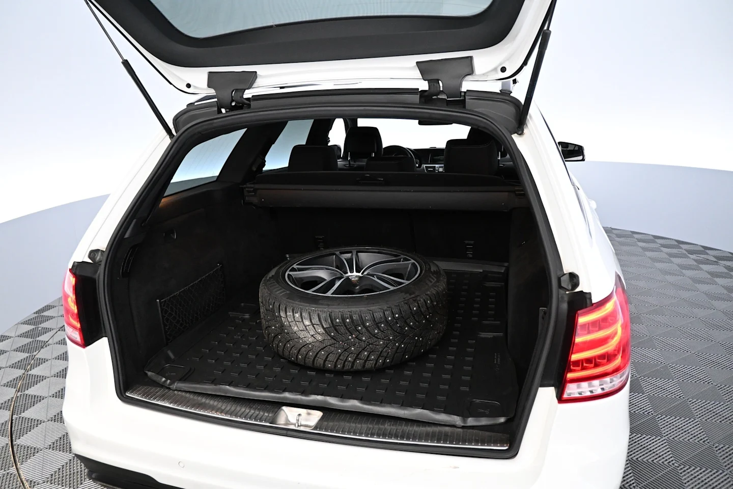 Car Image - 7bXLO9KgWYzr4WUhhiKOf9