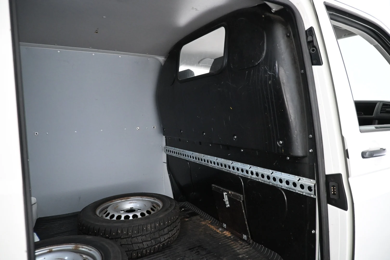 Car Image - 6ujXGNedO60OZsMQMhpd9P