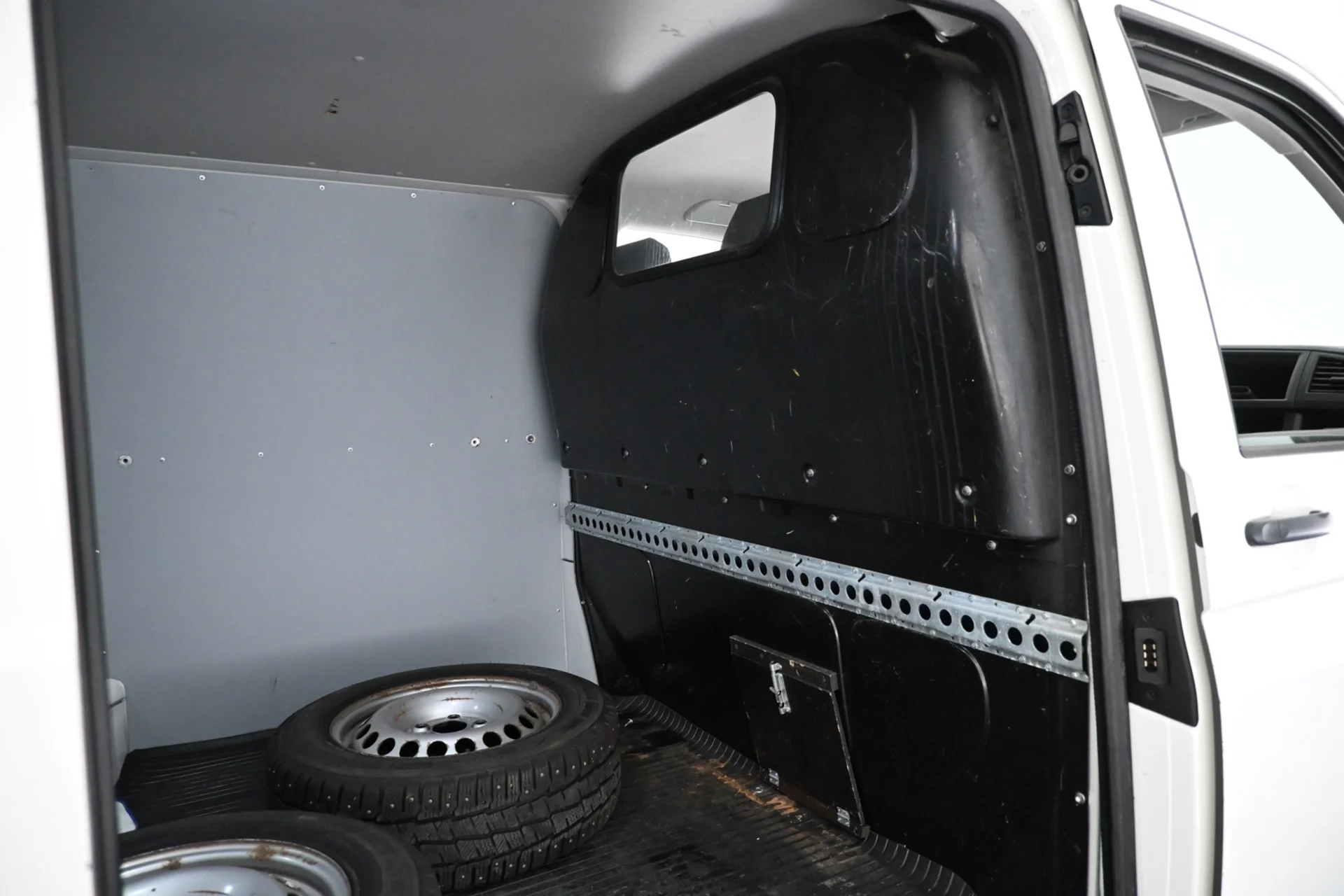 Car Image - 6ujXGNedO60OZsMQMhpd9P
