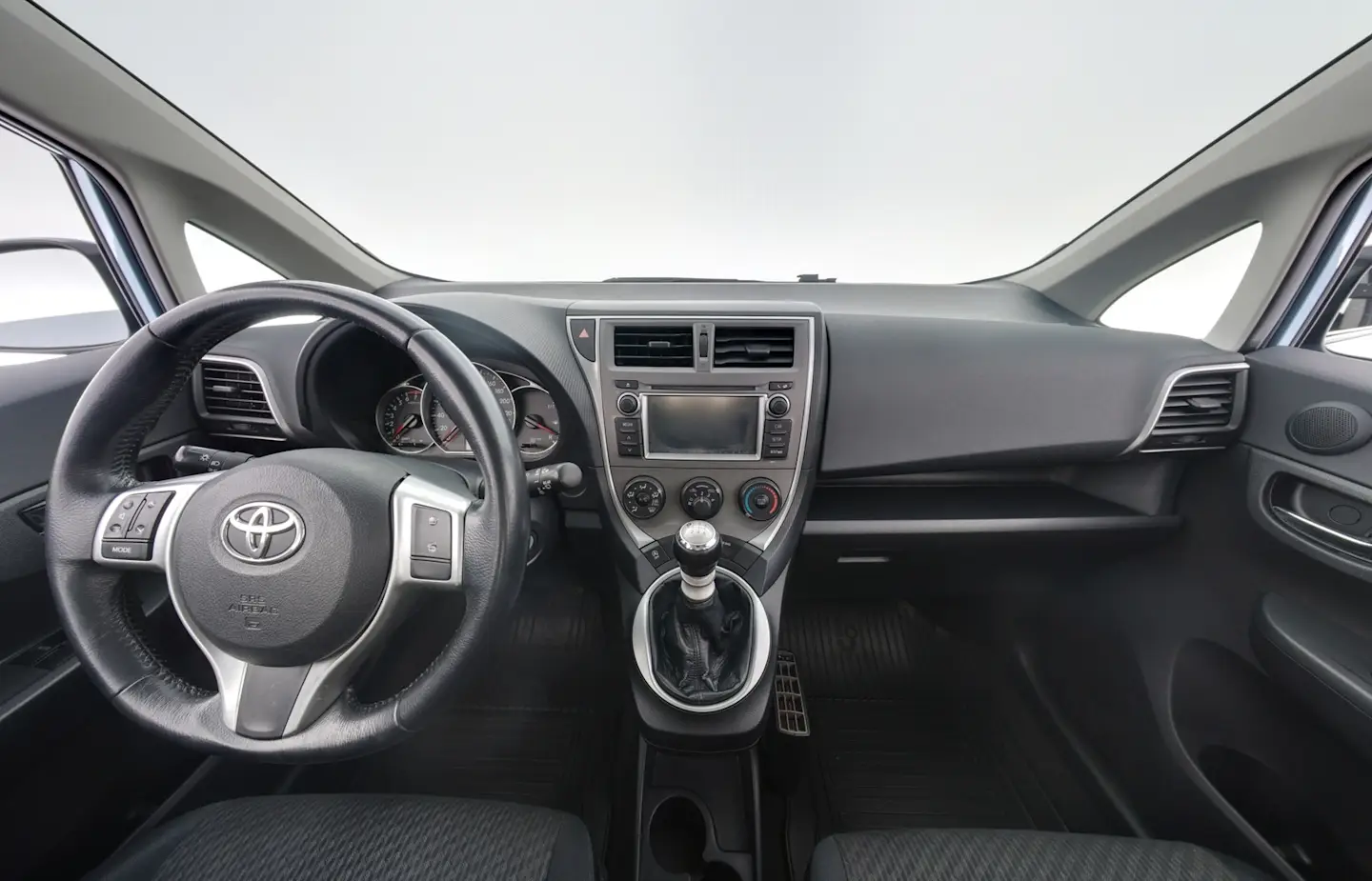 Car Image - 102m9H8HpcrtDeaxpiWeiK
