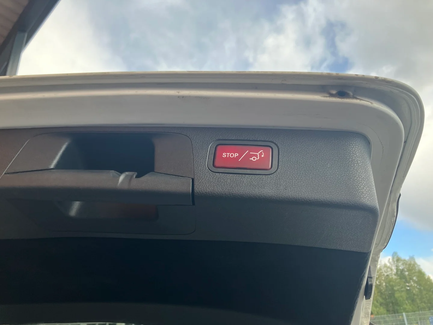 Car Image - 2BnhvIrReUgFO29p92IZ42