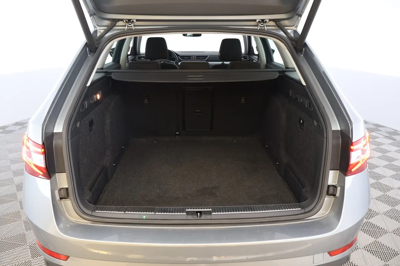 Car Image - rCaJJ6GTmym3gfVvIQGIc