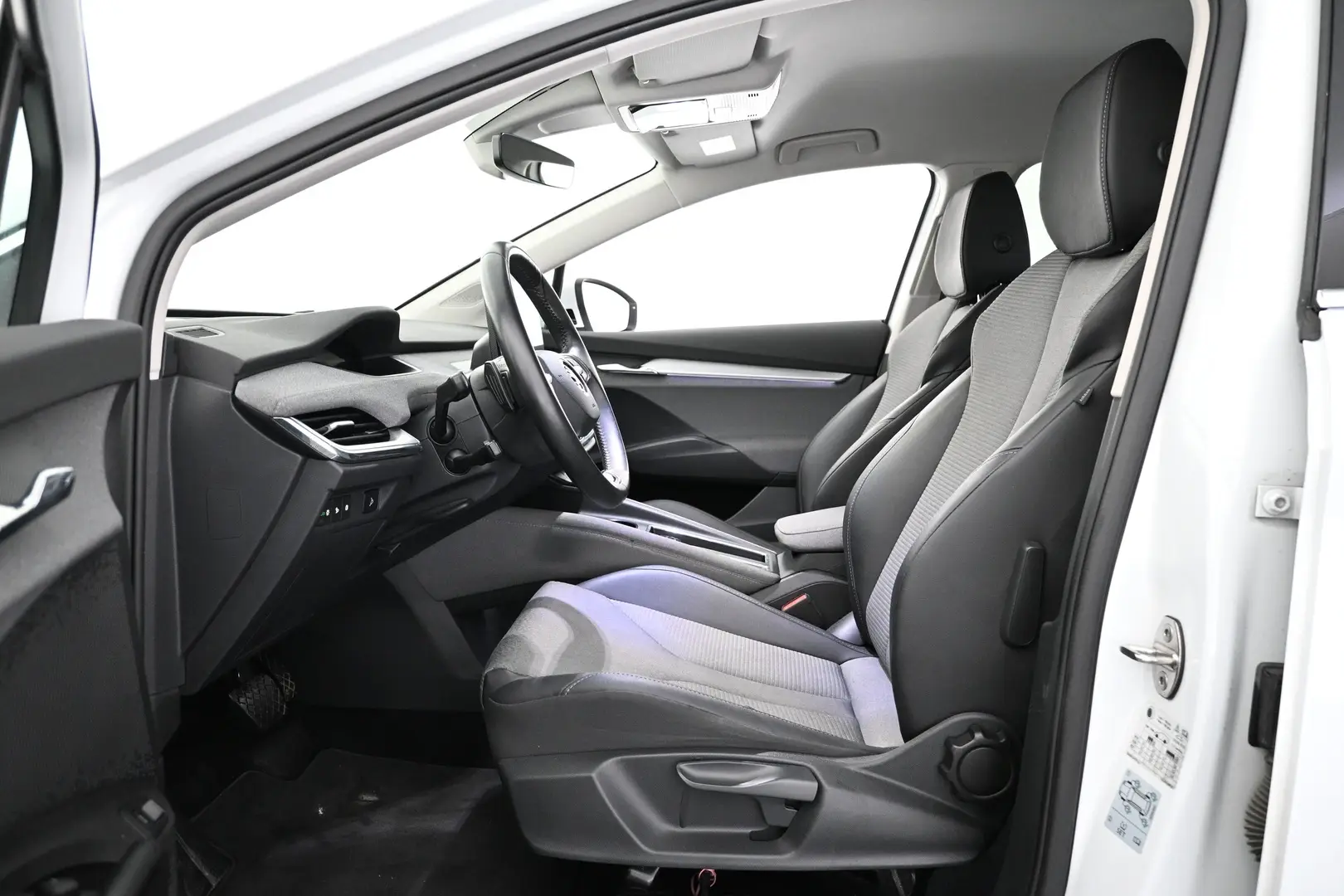 Car Image - 3b6N6TkxRVyVOzzWUcoWb6