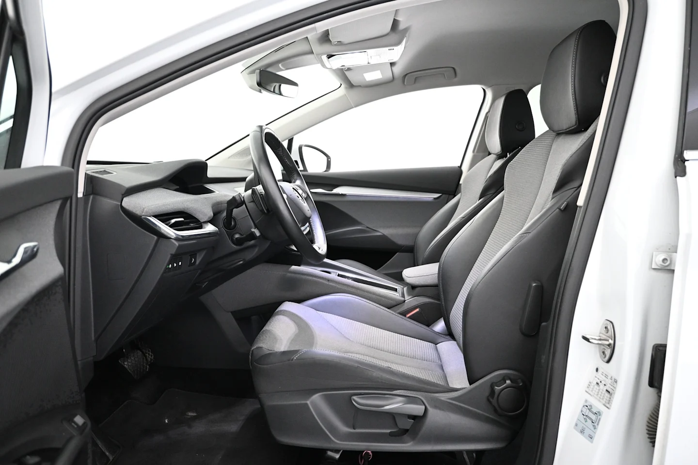 Car Image - 3b6N6TkxRVyVOzzWUcoWb6