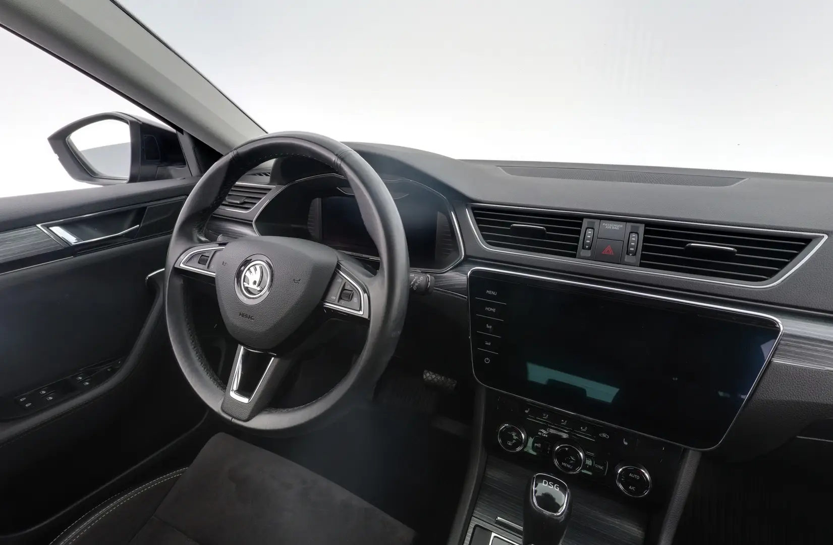 Car Image - zUvqFzreCXsyLiNV7CtkP