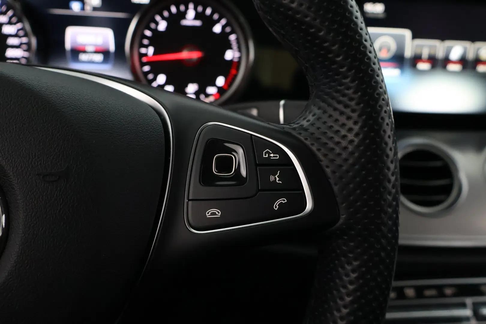 Car Image - 3551e4O2eszF6WXxNbH6Um