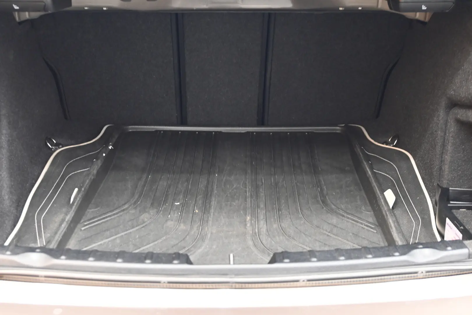Car Image - 2hk04wf8gkFAzkGKnn7iHJ