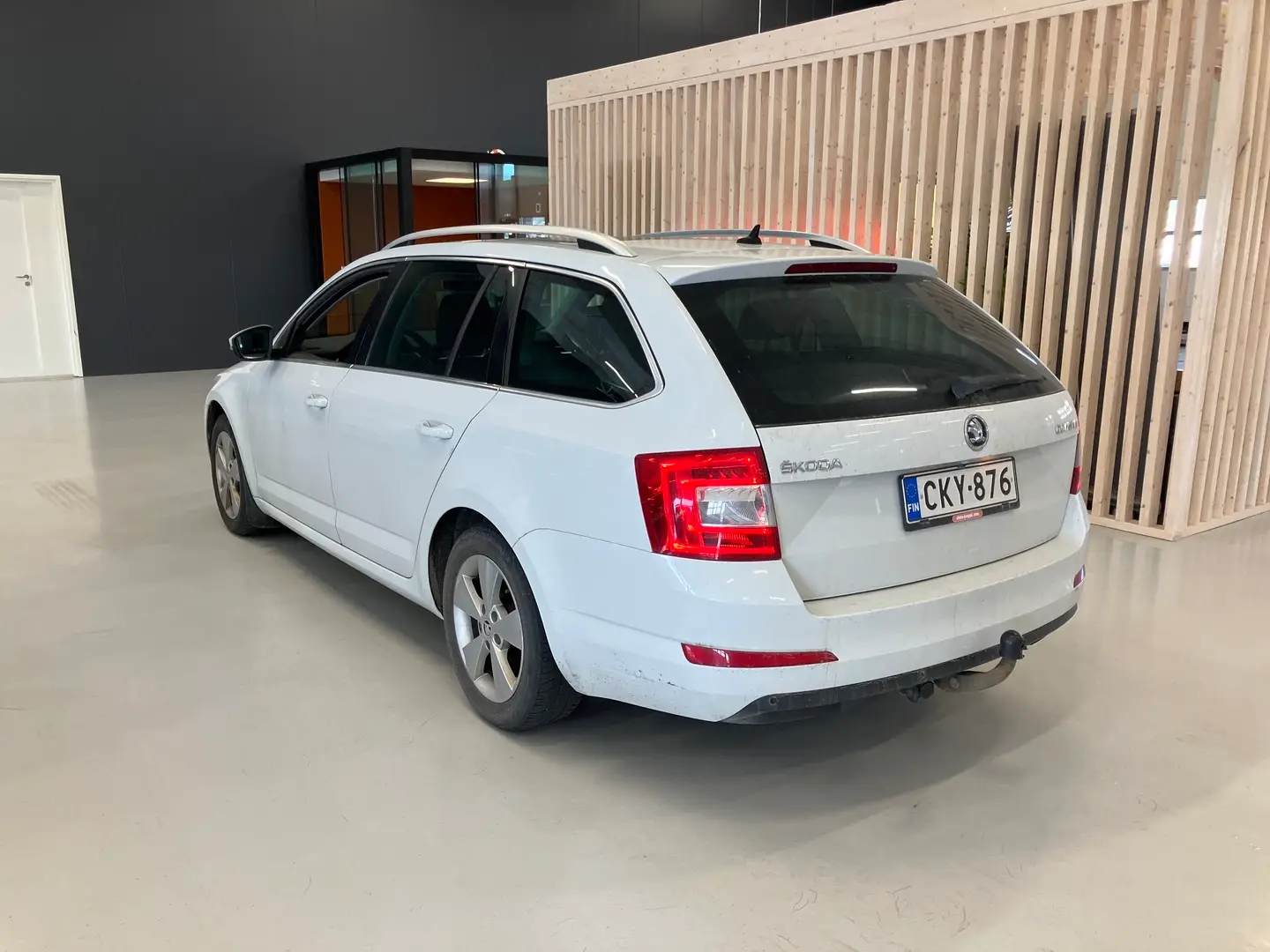 Car Image - 592UTpUE5tDpIW7m4zsieB