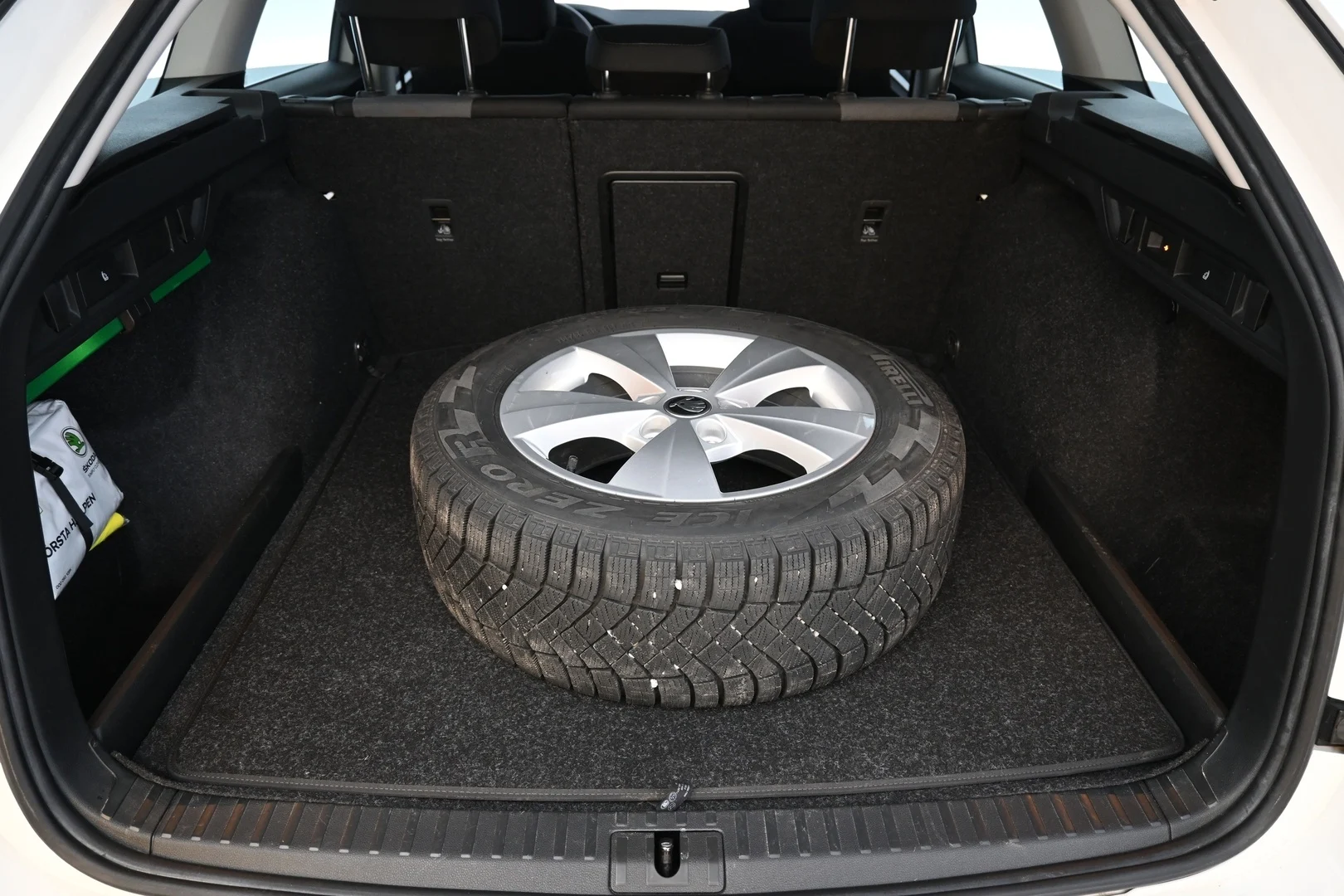 Car Image - 1eOOdzwGRjC92iiBFiKfd4