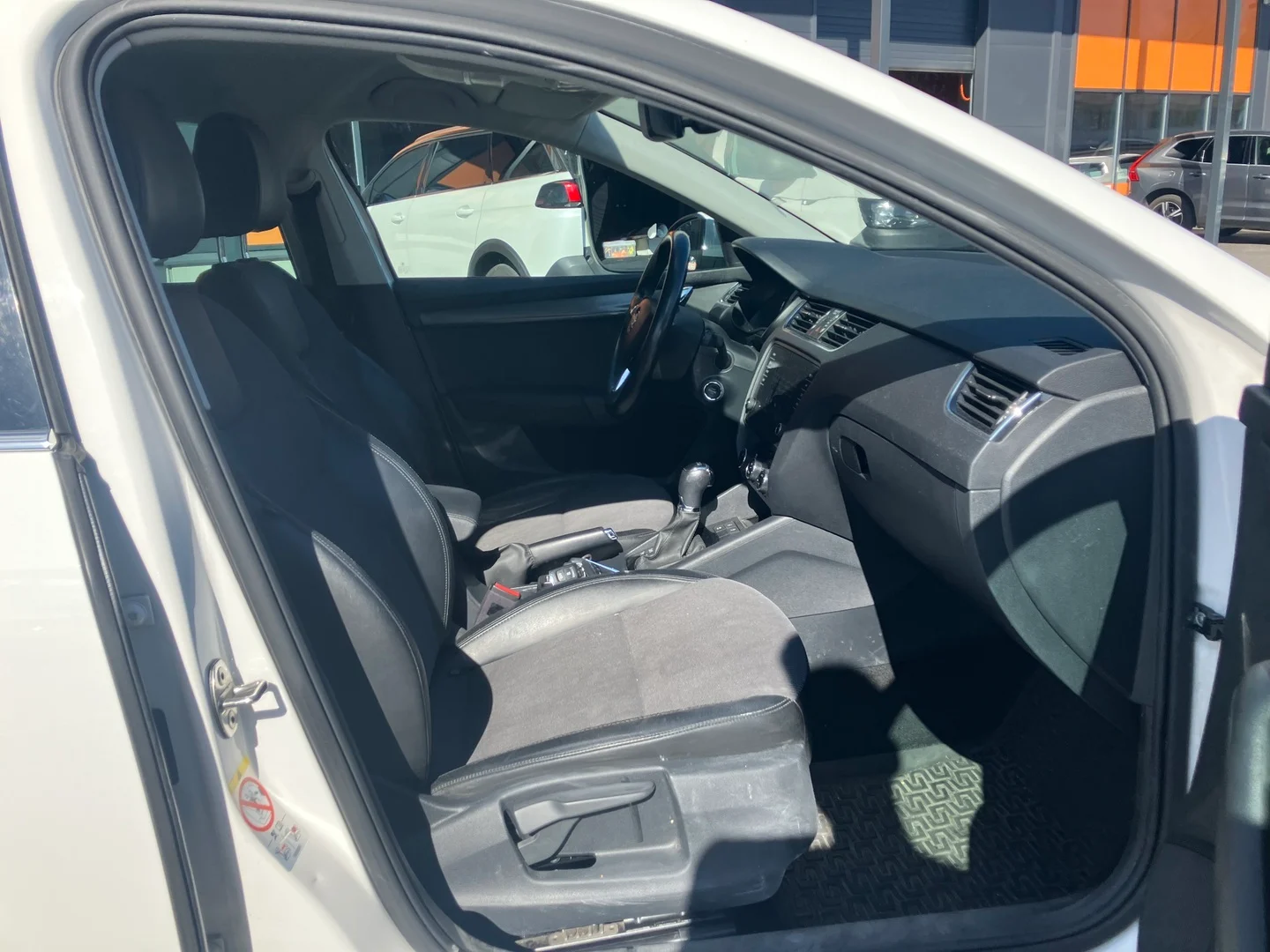 Car Image - 6Wi0IzmUYYn4NZwi6ZUrgv