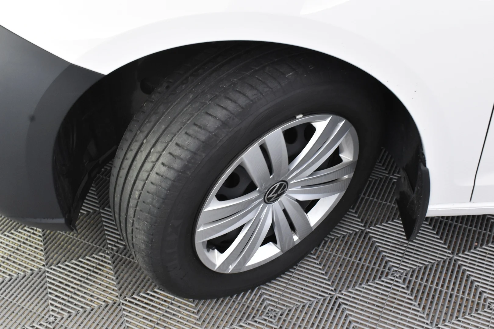 Car Image - 4GYxTBtqgggNB2f2r2x541