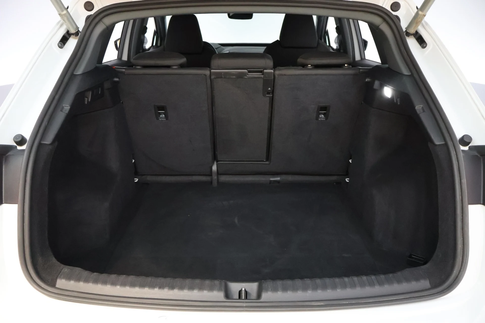 Car Image - 19KV4wkYGcUvCvzCymyNt6