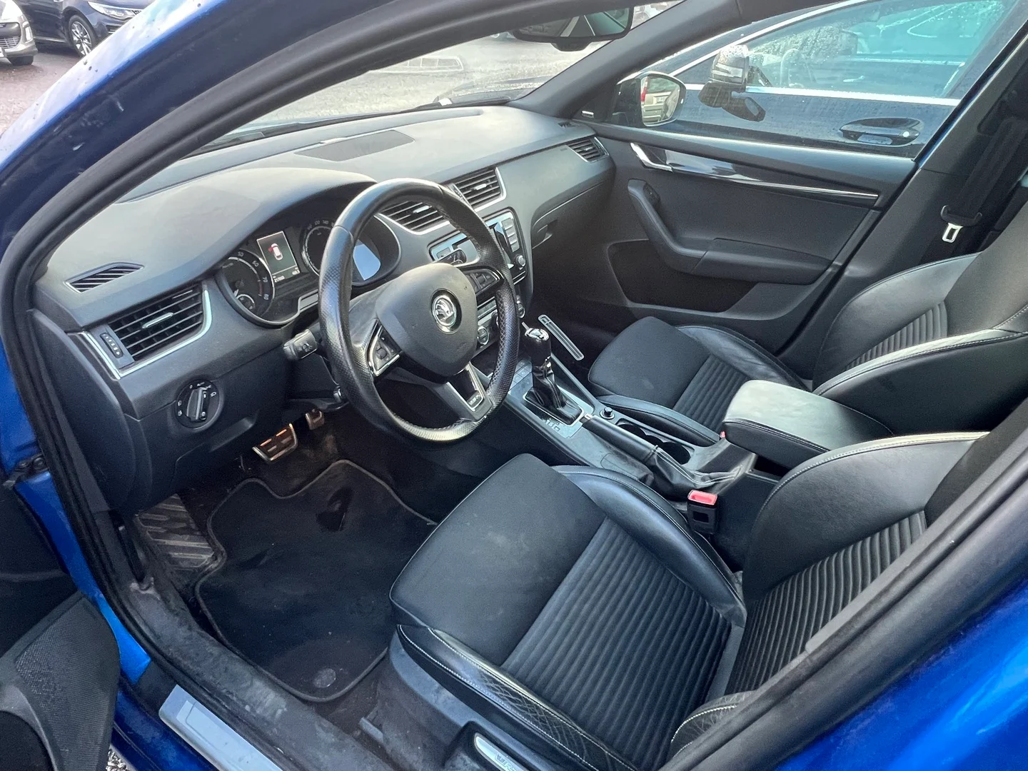 Car Image - 5KtdbGv1l06dwxuKKXtj9r