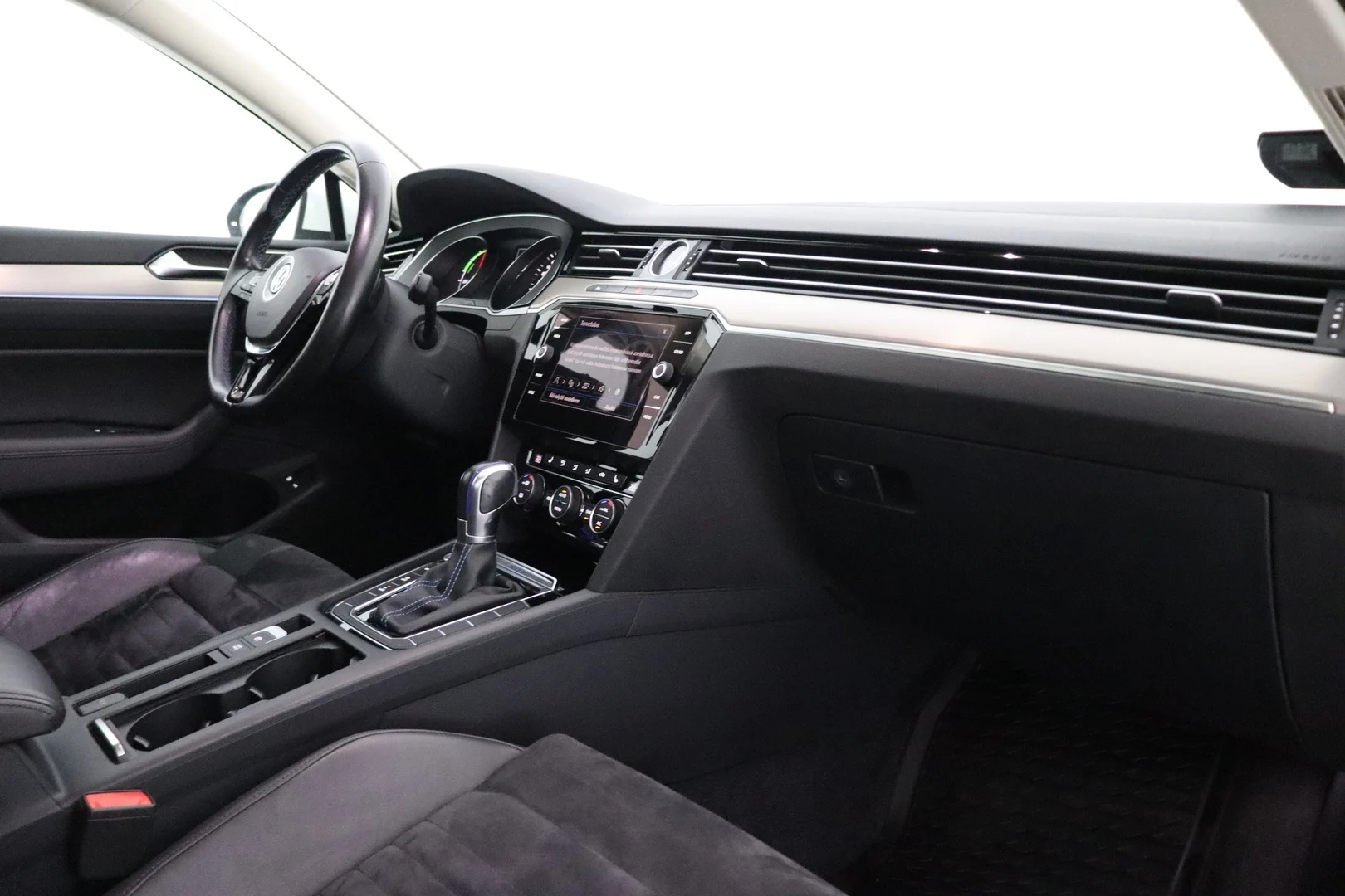 Car Image - yhpewGvviutgCvnj1lEMM