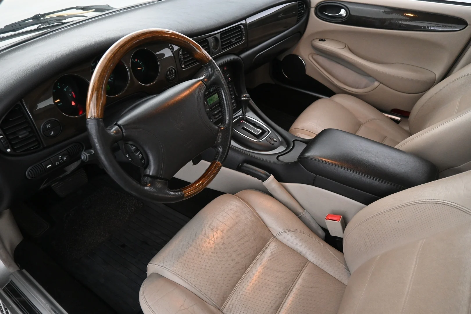 Car Image - FwyJT6Ga9AAlmVO8qm1Q8