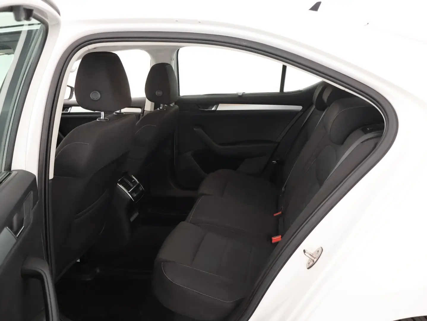 Car Image - 550j7H4KZzt3Dmg2VjLl23