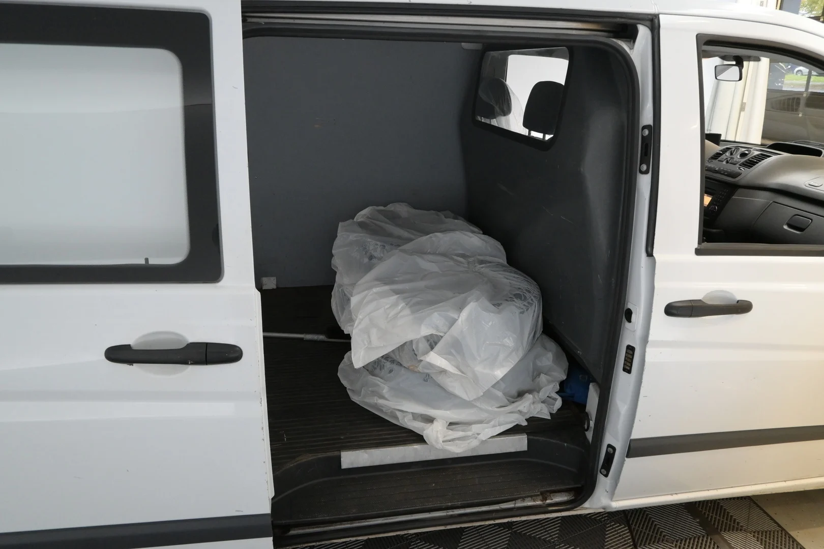Car Image - 6G9lgrT3ZFz5e0WiCyknDD