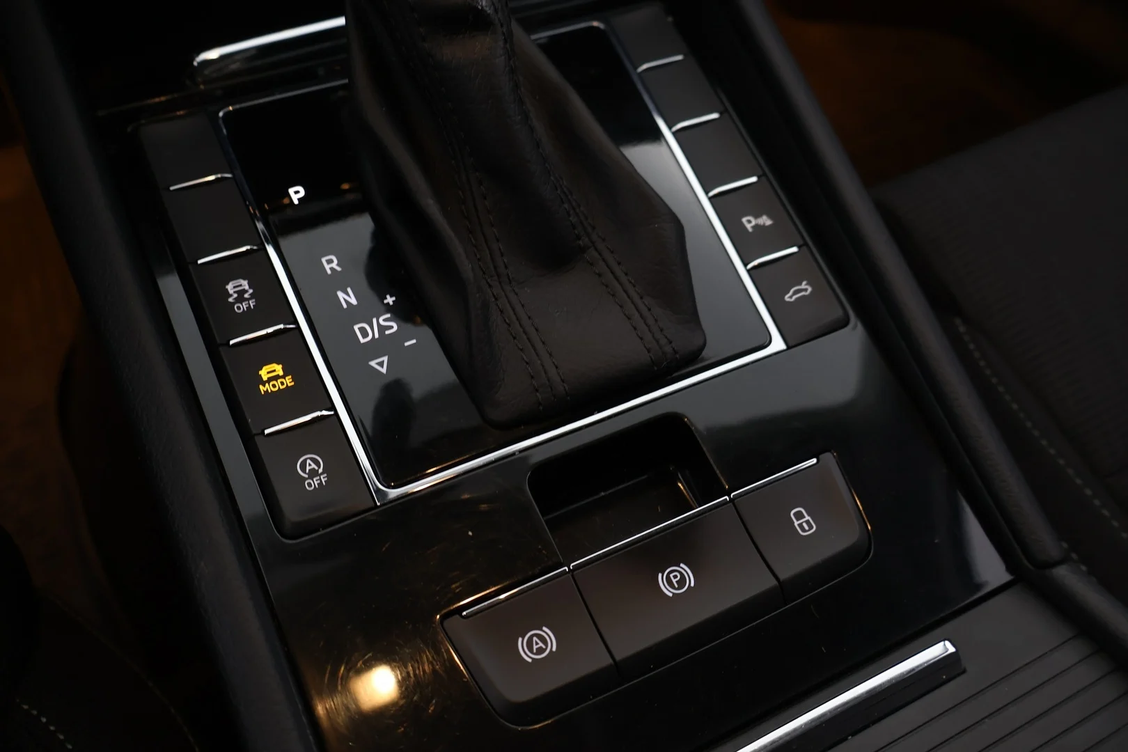 Car Image - 6KzEWNFsrb1lSSNhStfaI8