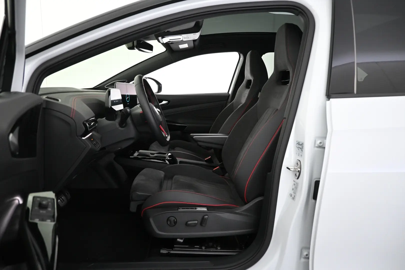 Car Image - IJkZa1Dd3LArWRJqHHel5