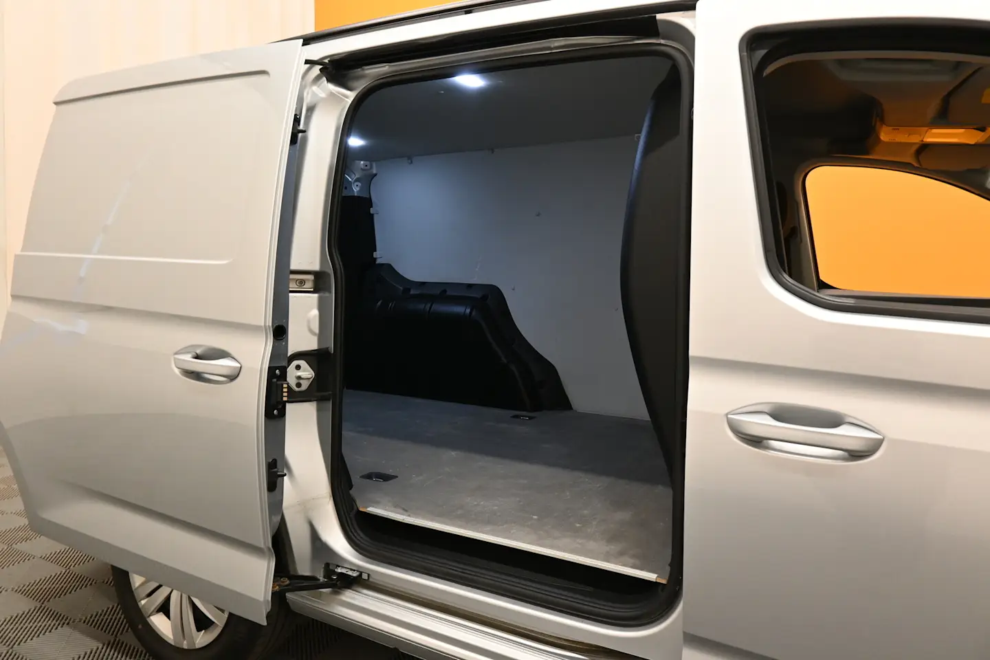 Car Image - 3Eq8y6hGiSxZAMqWzkRJxM