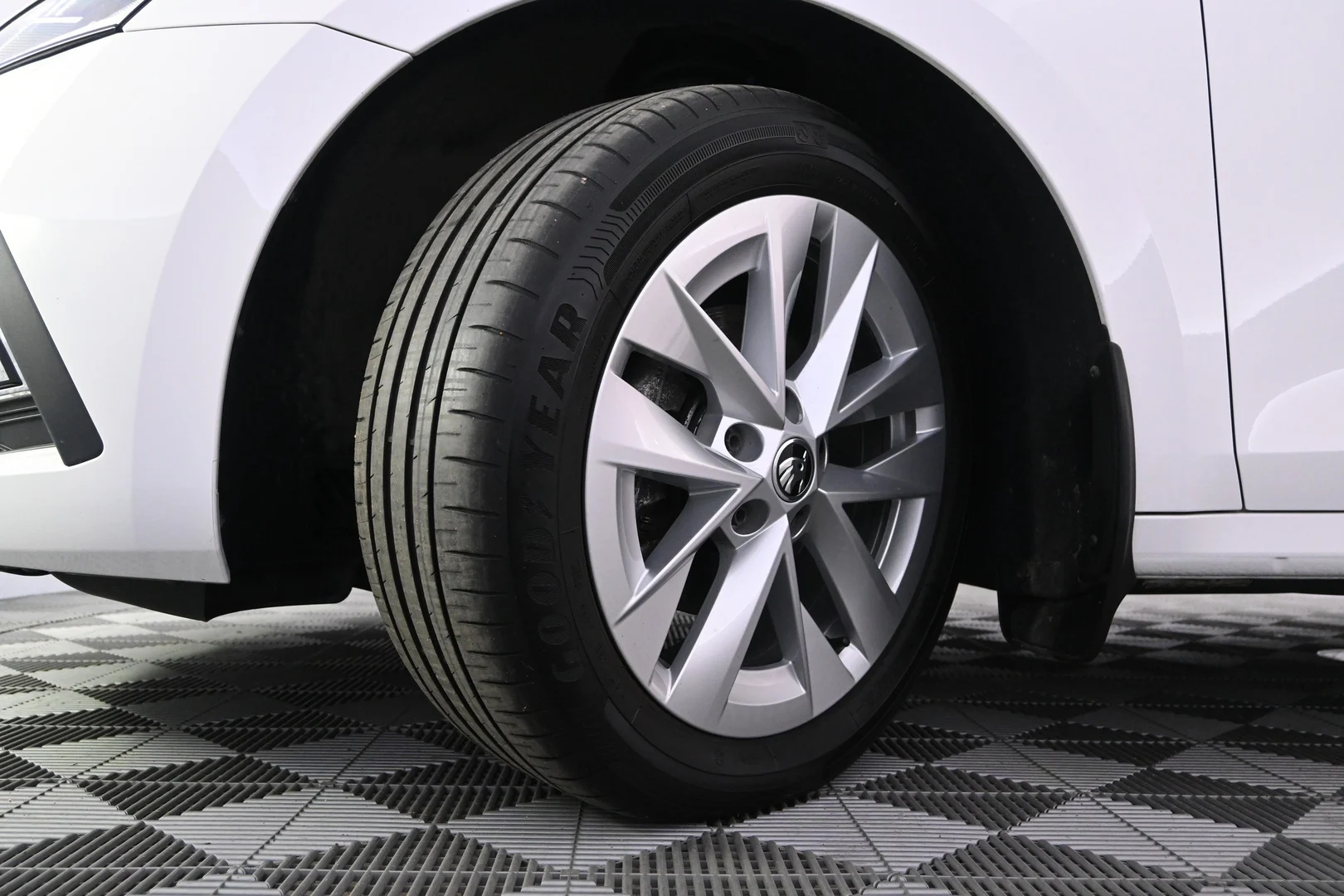 Car Image - rSIxdrZnENc5hO419iEYC
