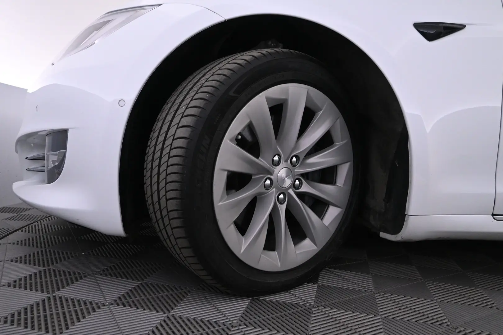 Car Image - F6kS5F6dpENu6hrT5CmWn