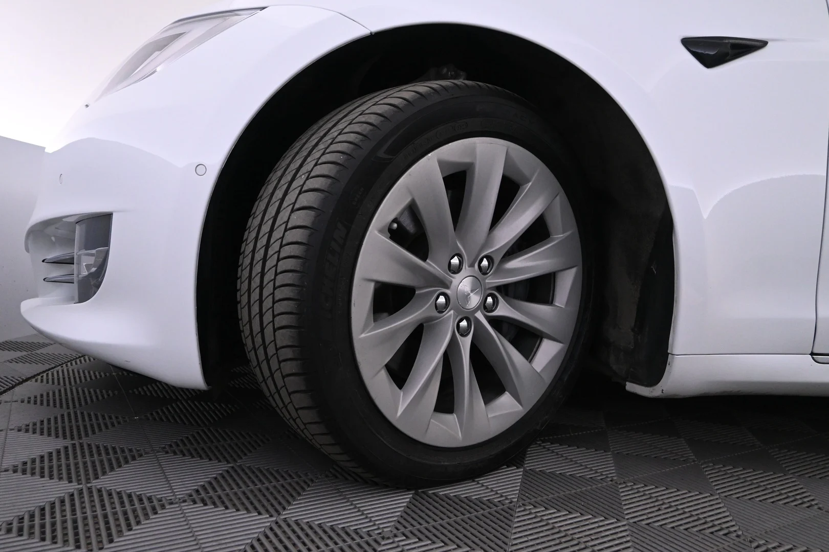Car Image - F6kS5F6dpENu6hrT5CmWn