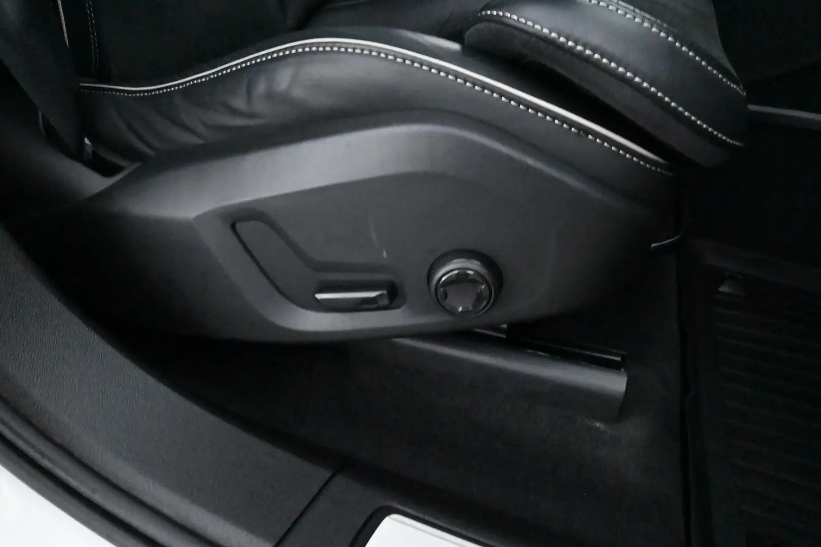 Car Image - 3JpudFtsEEdAkUsz4wIgm8