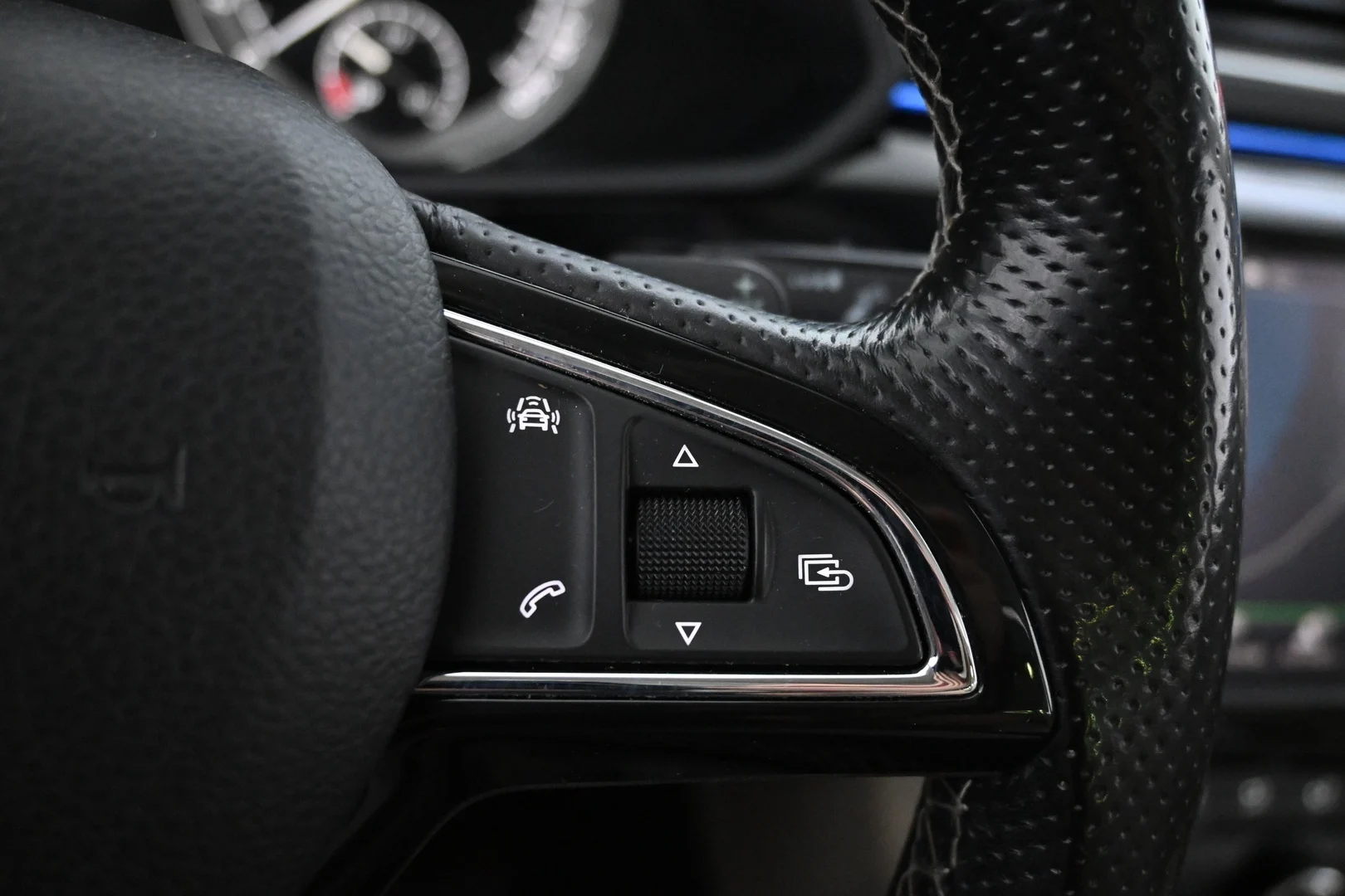 Car Image - 1OH9ZvhYfVXhF1khirKzEz