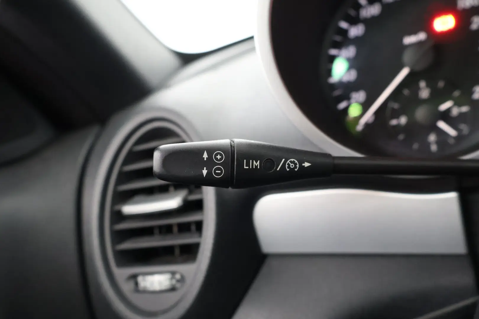 Car Image - 5CYg7B1afyyczUASzCwrWe