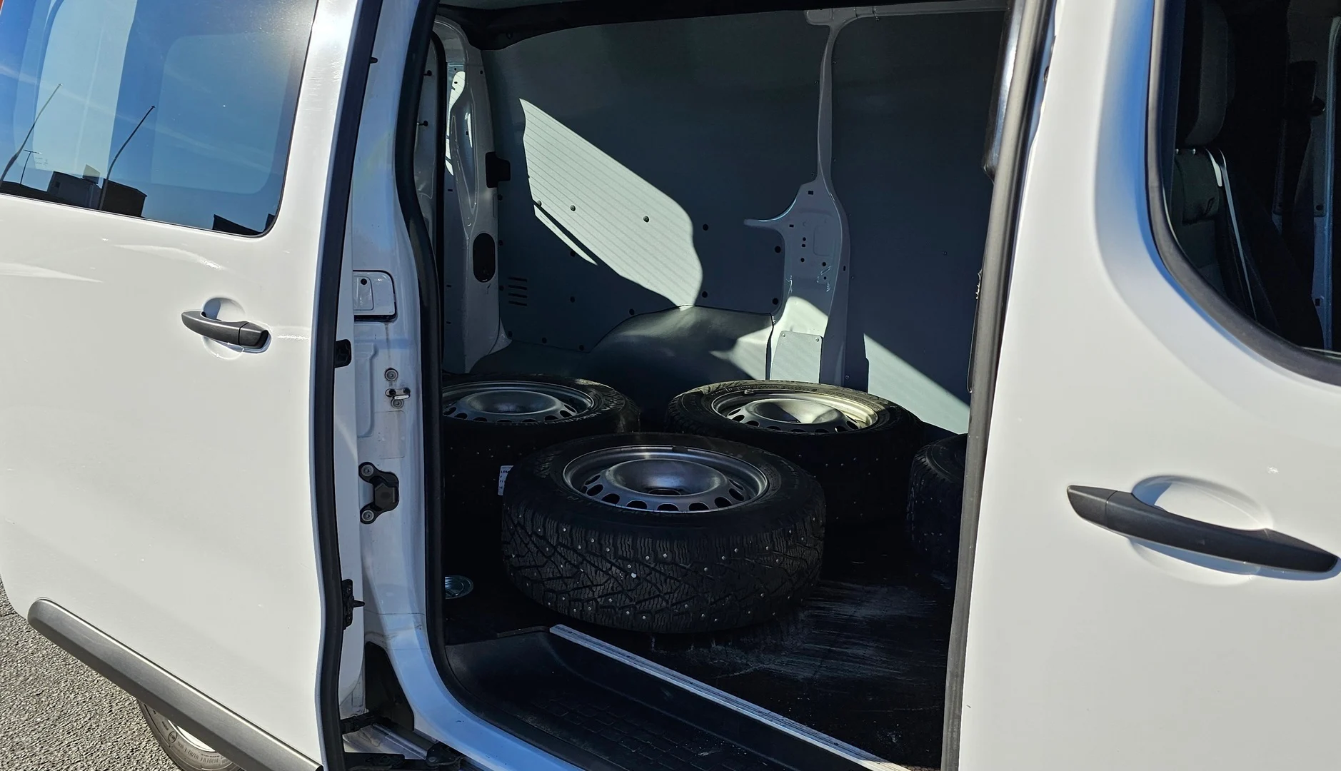 Car Image - 3sFyvnELfzrCNMdR7gFdZD