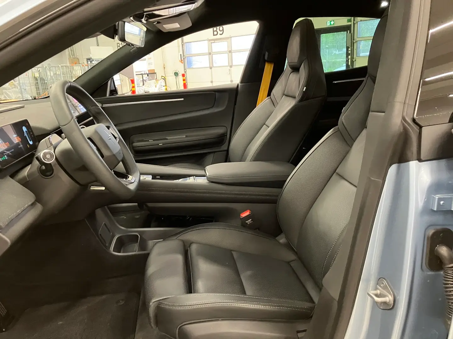 Car Image - 7KqGSFaNbLYrywc1EEIz2h