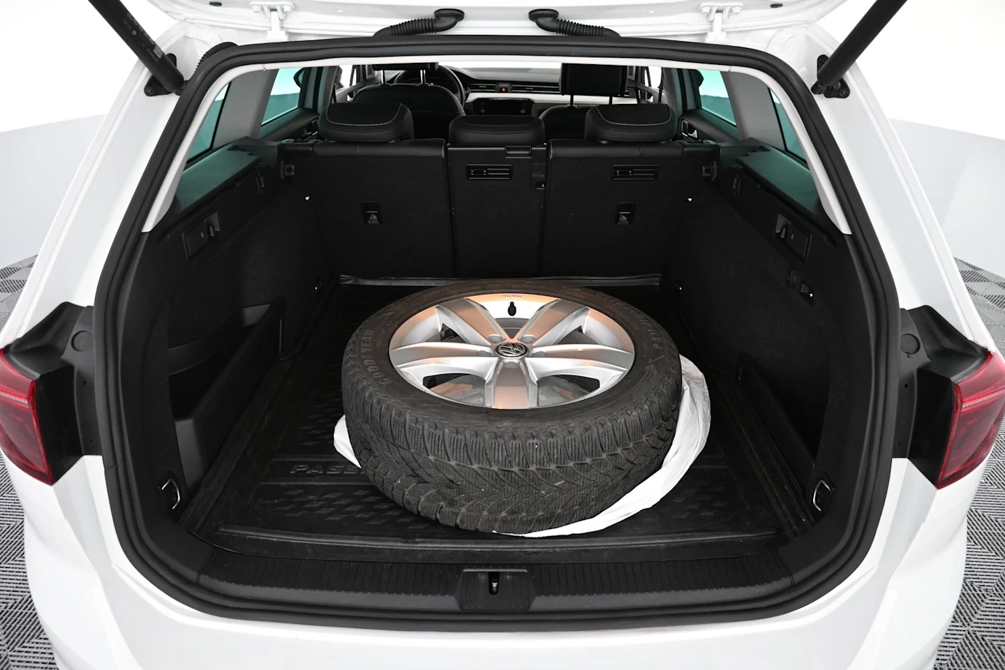 Car Image - 7qKM8SmkIEpFWAbqzRMux7