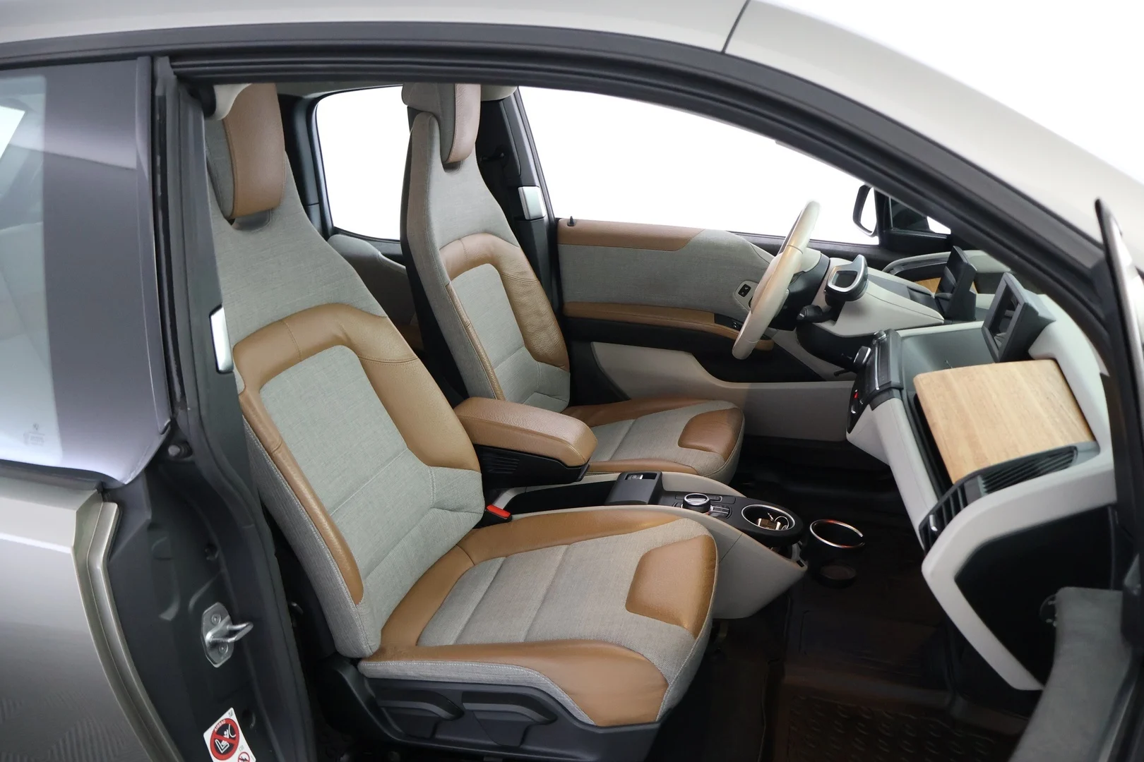 Car Image - 4f7OzMoBCvlURJXeDaxDHI